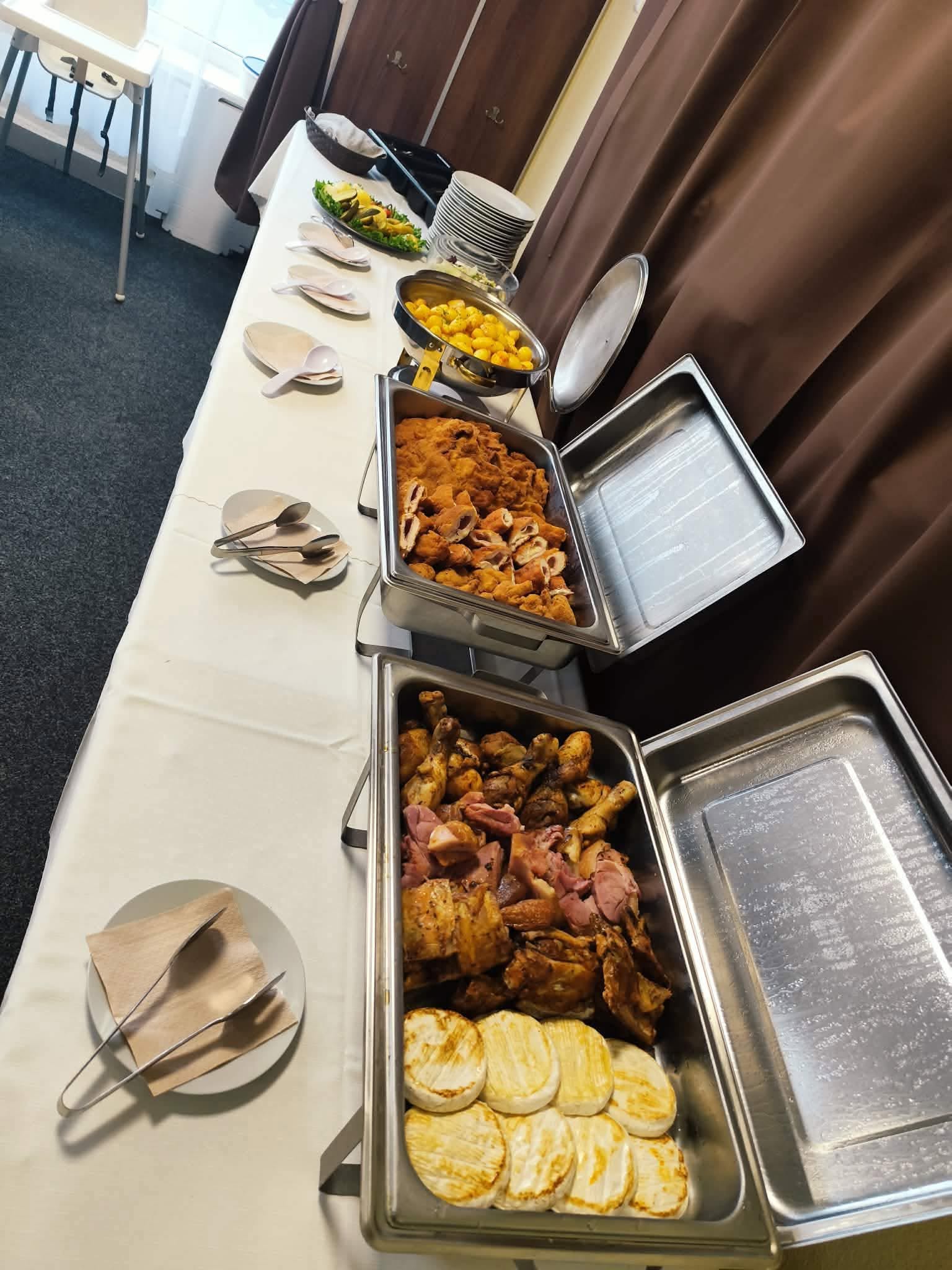 Catering Motorest Na Rožku Vígľaš — chafing dishy s teplým jedlom na spoločenskom podujatí